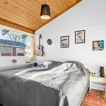 With Fireplace 11 Semesterbostad *